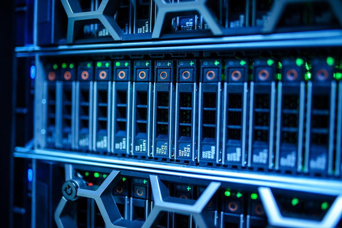 File di rack di server illuminati in un centro dati